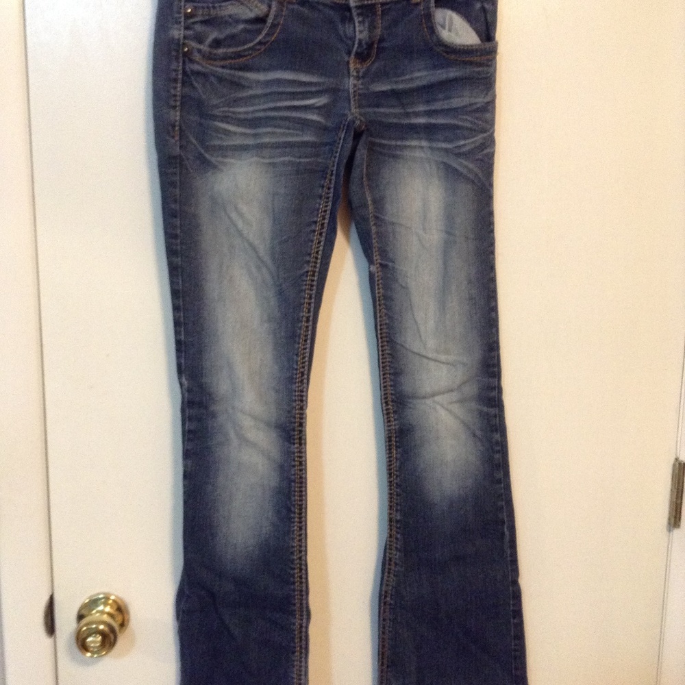 TWENTY ONE BLACK (RUE 21)LADIES DISTRESSED JEANS